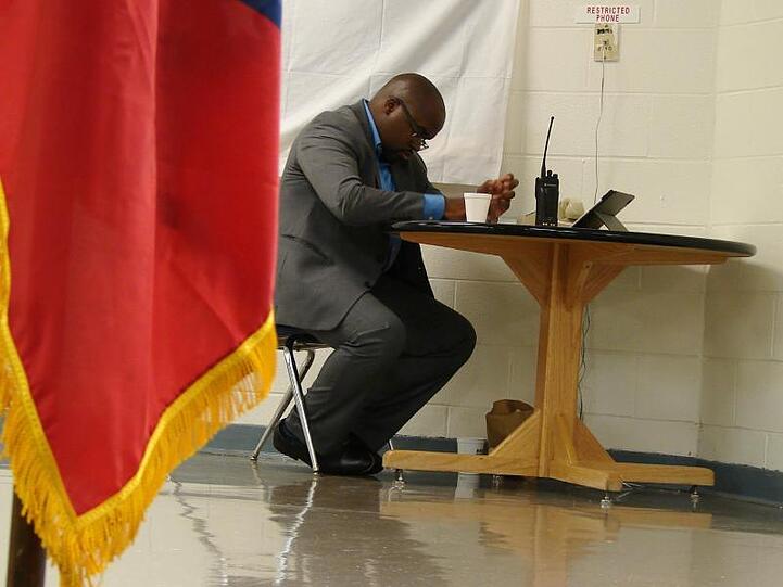 Solomon Graves, ein Sprecher für das Department of Correction in Arkansas, wartet am 21.04.2017 auf einen Anruf aus dem Gefängnis "Cummins Unit", wo der verurteilte Mörder Ledell Lee hingerichtet wurde.