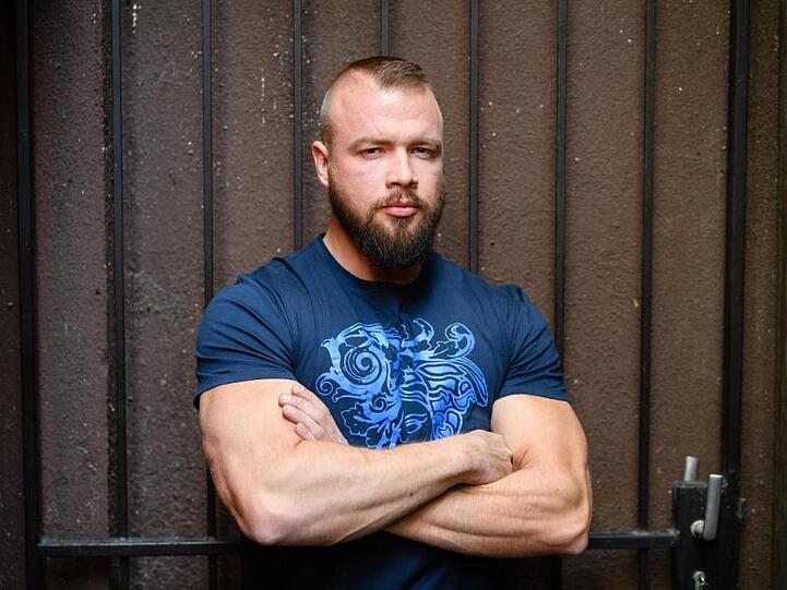 Der Rapper Kollegah blickt in einem Tonstudio in die Kamera. Foto: Matthias Balk/dpa/Archivbild
