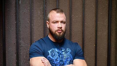 Der Rapper Kollegah blickt in einem Tonstudio in die Kamera. Foto: Matthias Balk/dpa/Archivbild