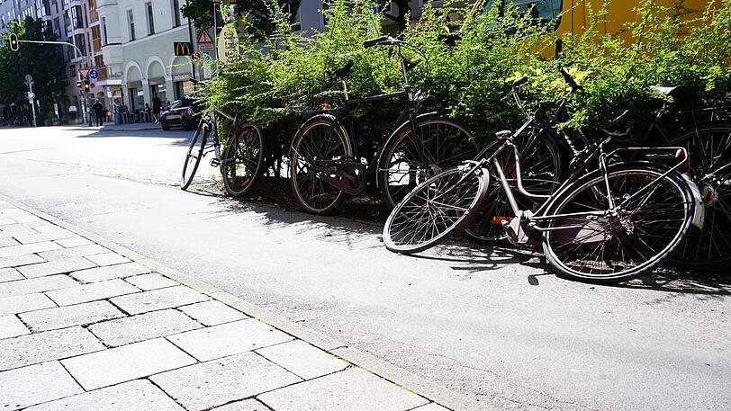 Diese Räder sind eng neben dem Radweg geparkt.