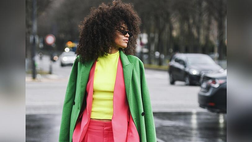 Der Fashion-Trend Dopamine Dressing sorgt dieses Jahr für gute Laune.