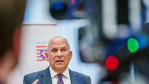 Hessens Innenminister Roman Poseck (CDU) behält die weiteren Ermittlungen gegen 17 Frankfurter Polizisten im Blick.