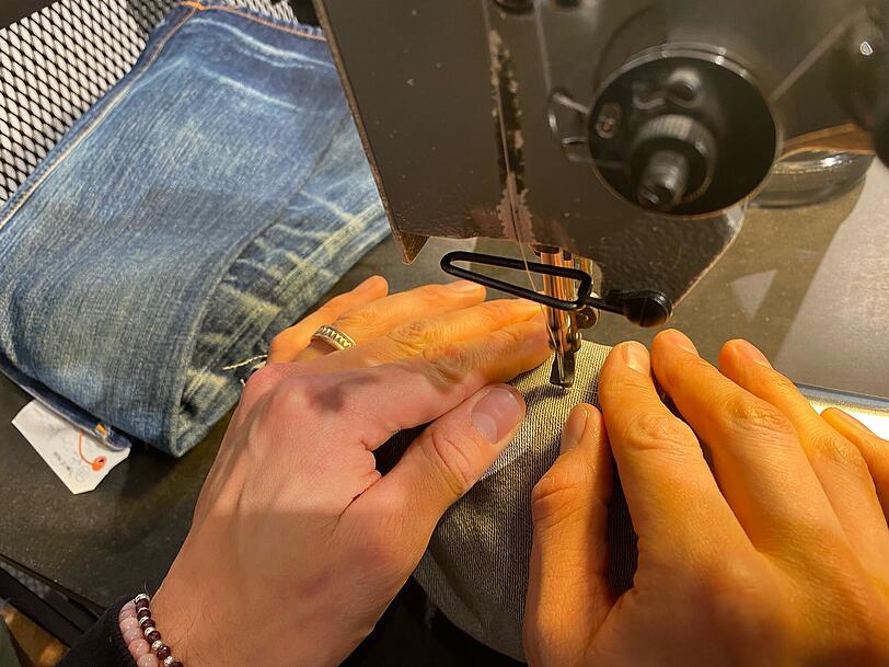 Nudie kaputt? Dann einfach ins Geschäft kommen und Risse, Löcher oder aufgetrennte Nähte reparieren lassen. Nudie kaputt? Dann einfach ins Geschäft kommen und Risse, Löcher oder aufgetrennte Nähte reparieren lassen.