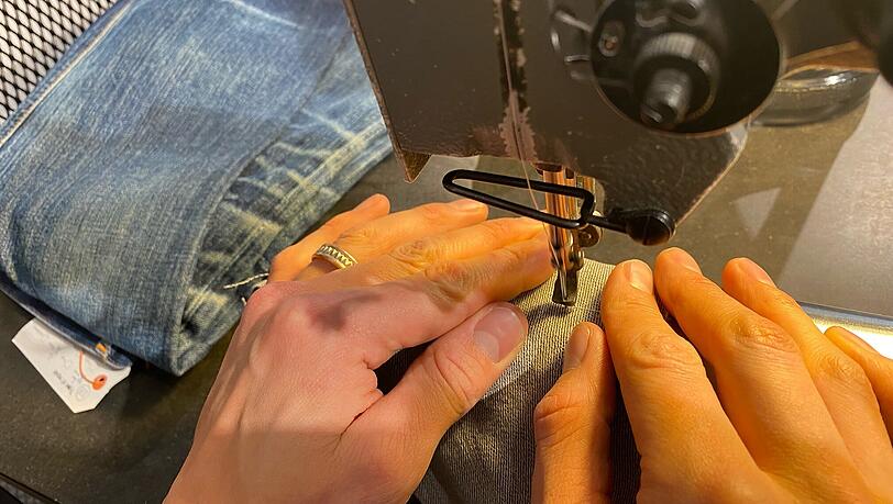 Nudie kaputt? Dann einfach ins Geschäft kommen und Risse, Löcher oder aufgetrennte Nähte reparieren lassen. Nudie kaputt? Dann einfach ins Geschäft kommen und Risse, Löcher oder aufgetrennte Nähte reparieren lassen.