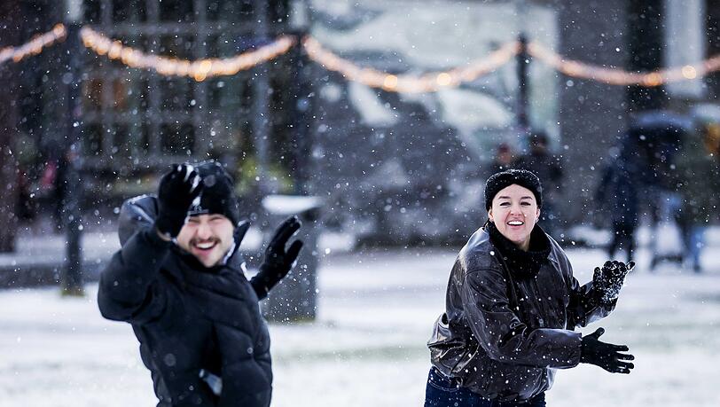 Menschen vergnügen sich bei einer Schneeballschlacht in Amsterdam in den Niederlanden. Menschen vergnügen sich bei einer Schneeballschlacht in Amsterdam in den Niederlanden.