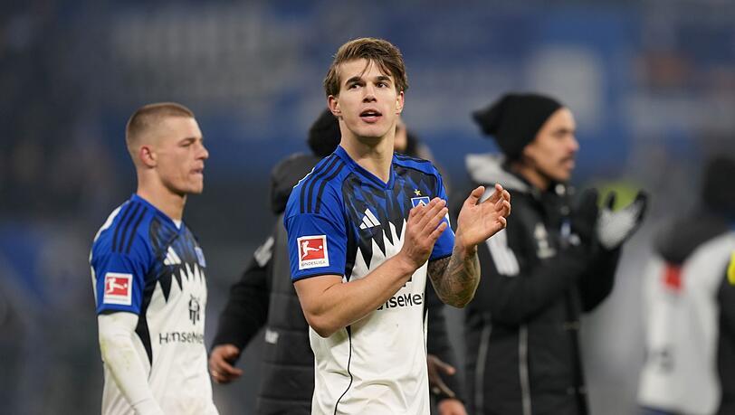 Jung, begeisternd, begehrt: HSV-Abwehrchef Luka Vuskovic (M)