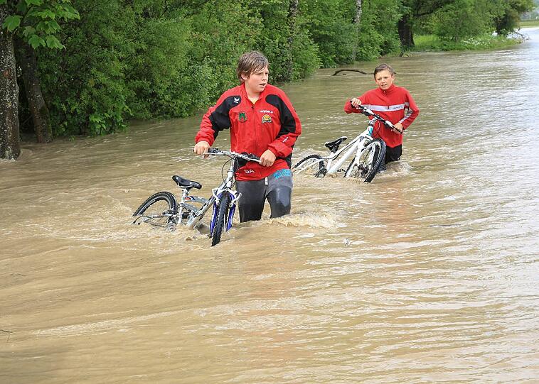 Von der Straße ist nach tagelangen Regenfällen nichts mehr zu sehen. Auch Österreich leidet unter Hochwasser.