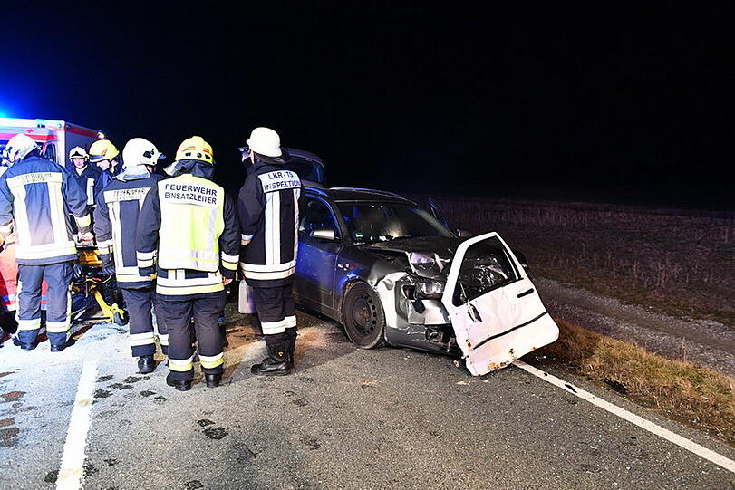 Beim Unfall in Grabenstätt erlitten drei Personen Verletzungen. Die Bilder von der Landstraße.