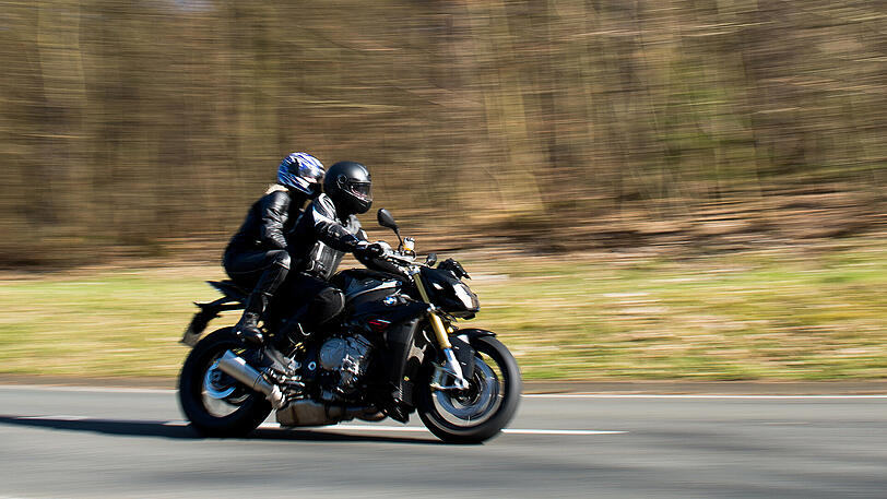 Um nicht geblitzt zu werden, bremste ein Motorradfahrer ab und stürzte dabei. (Symbolfoto)