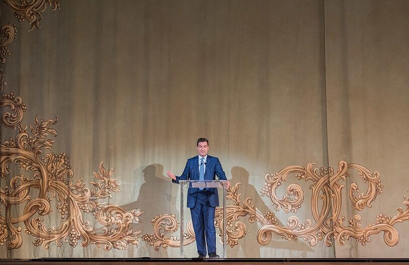 Markus Söder als Festredner auf der Bühne des Markgräflichen Opernhauses.