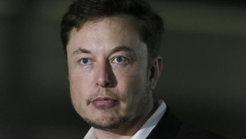 Tesla-Chef Elon Musk hat seinem Elektroautokonzern mit der Aussicht auf neue Rekordzahlen kräftig Auftrieb an der Börse gegeben. Tesla-Chef Elon Musk hat seinem Elektroautokonzern mit der Aussicht auf neue Rekordzahlen kräftig Auftrieb an der Börse gegeben.
