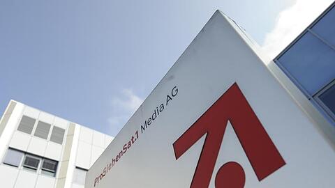 Das Konzern-Logo der ProSiebenSat.1 Media AG ist am Eingang zur Konzern-Zentrale.