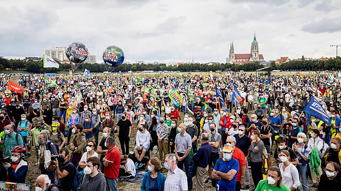 Teilnehmer einer Demo gegen die IAA in München.