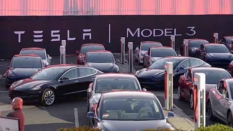 Teslas vom Typ Model 3. (Symbolbild)