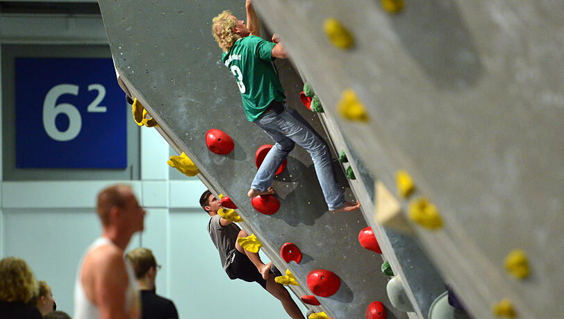 Beim Bouldern klettert man ohne Sicherung, die Kletterwände haben für gewöhnlich eine Höhe von drei bis viereinhalb Metern.