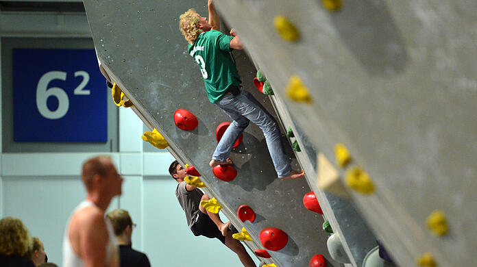Beim Bouldern klettert man ohne Sicherung, die Kletterwände haben für gewöhnlich eine Höhe von drei bis viereinhalb Metern.