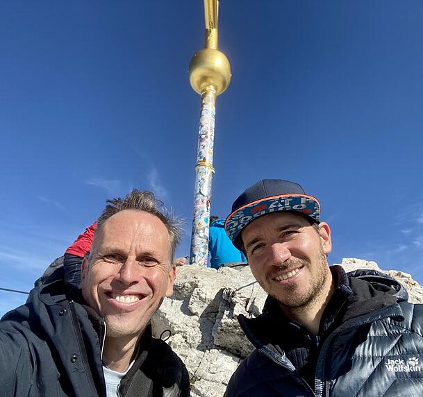 Mit Felix Neureuther mogelte sich Achim Bogdahn auf Deutschlands höchsten Gipfel, die Zugspitze. Mit Felix Neureuther mogelte sich Achim Bogdahn auf Deutschlands höchsten Gipfel, die Zugspitze.