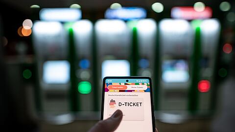 Ab heute gilt bundesweit das "Deutschlandticket". Es kann online gekauft werden oder am Automaten - so wie hier am Hauptbahnhof Essen.