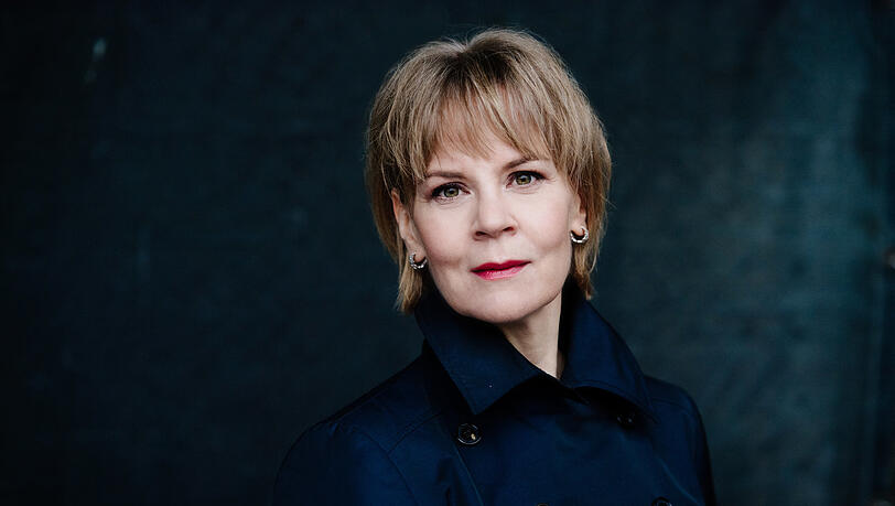 Die Dirigentin Susanna Mälkki wurde 1969 in Helsinki geboren. Sie war erst Solo-Cellistin der Göteborger Symphoniker und wandte sich dann dem Dirigieren zu. Sie war erst Cellistin der Göteborger Symphoniker, bevor sie sich entschloss, sich dem Dirigieren zu widmen. Von 2006 bis 2013 leitete sie das Pariser Ensemble intercontemporain. Opern dirigierte sie in Helsinki, Mailand, London, Wien und Paris.