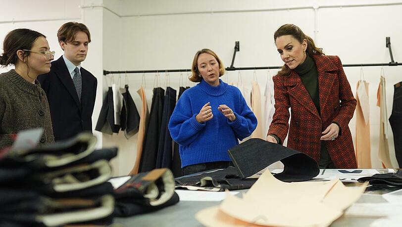 Die stil- und modebewusste Prinzessin Kate (r.) interessierte sich sichtlich f&uuml;r die Stoffe und Muster.