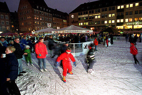 Zur Jahrtausendwende war eine Eisbahn auf dem Hauptmarkt aufgebaut. Die Nürnberger fanden das Angebot toll.