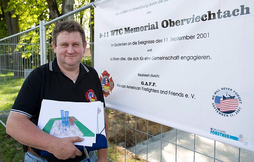Rainer Wild neben der Baugrube für das Denkmal. In wenigen Tagen soll ein Stahlträger aus dem World Trade Center mit der Kennung "H-31a" nach Europa verschifft und in den Oberpfaelzer Wald gebracht werden.