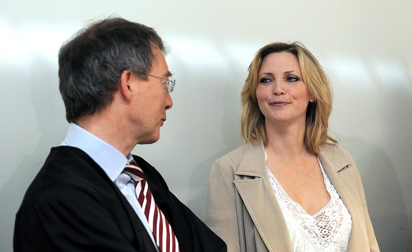 Nadja Auermann vor dem Amtsgericht Tiergarten - das Model wurde wegen Steuerhinterziehung zu einer Geldstrafe von 90.000 Euro verurteilt. Im Bild spricht sie mit ihrem Anwalt Robert Unger.