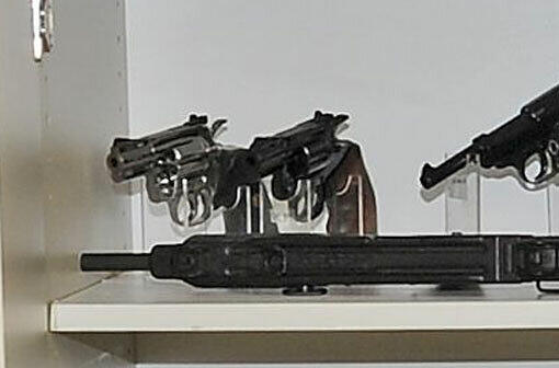 Maschinengewehre, Revolver, Pistolen und jede Menge Munition: Diese und noch mehr Schusswaffen hat die Polizei bei einem Münchner Arzt gefunden. Die Bilder