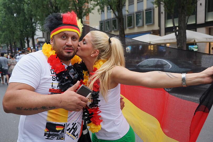 München steht Kopf und feiern den Einzug der deutschen Nationalmannschaft ins Halbfinale der Weltmeisterschaft!