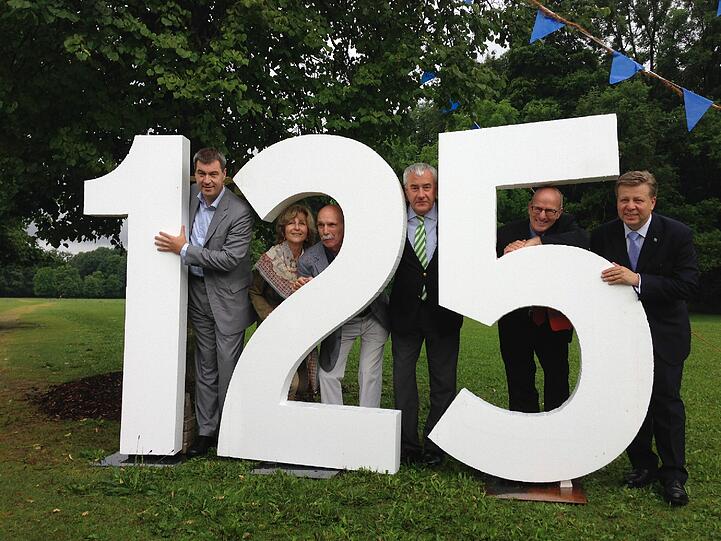Sechs für 125 Bäume (v.l.): Finanzminister Markus Söder (CSU), die Architekten Petra Lejeune und Herrmann Grub, Kultusminister Ludwig Spaenle (CSU), Lutz Spandau von der Allianz-Umweltstiftung, Robert Brannekämper (CSU) vom Bezirksausschuss Bogenhausen.