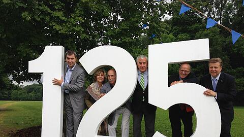 Sechs für 125 Bäume (v.l.): Finanzminister Markus Söder (CSU), die Architekten Petra Lejeune und Herrmann Grub, Kultusminister Ludwig Spaenle (CSU), Lutz Spandau von der Allianz-Umweltstiftung, Robert Brannekämper (CSU) vom Bezirksausschuss Bogenhausen.