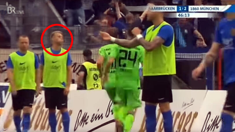 Backen aufblasen und raus damit: Saarbrückens Auswechselspieler Pierre Fassnacht (rote Umrandung) spuckt in Richtung des 2:1-Torschützen Karger.