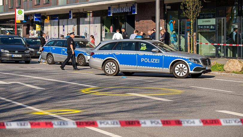 Markierungen sind mit Farbe an einem Tatort im Stadtteil Wandsbek auf den Boden gesprüht. Die Polizei hat am Morgen einen Mann niedergeschossen, der zuvor Passanten und Polizisten mit einem Messer bedroht hat. Der Täter wurde verletzt.