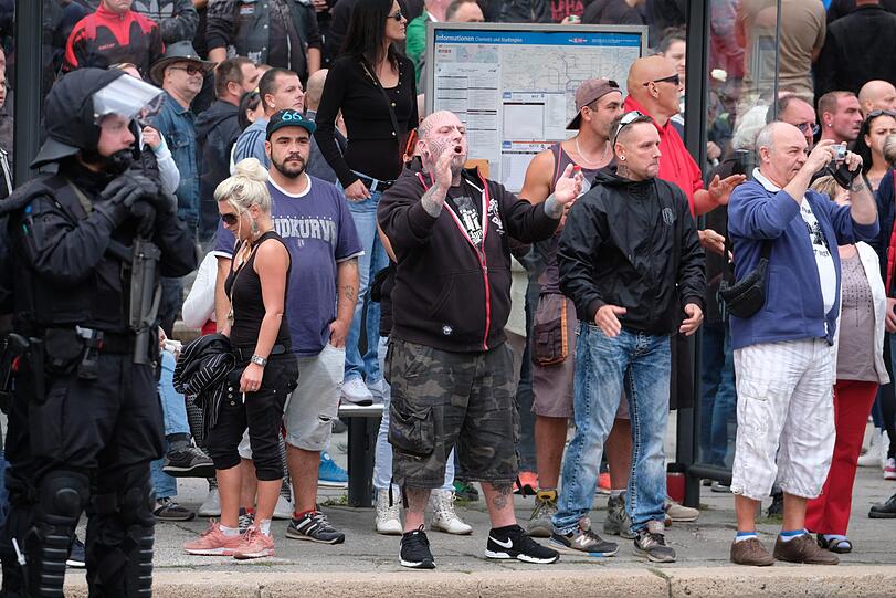 Chemnitz hat sich innerhalb von wenigen Stunden zum Pulverfass entwickelt. Nach dem gewaltsamen Tod eines 35-Jährigen marschierten innerhalb kürzester Zeit rechte Demonstranten auf - ihnen stellten sich am Montag linke Demonstranten gegenüber. Um ein unmittelbares Aufeinandertreffen zu verhindern, rückte die Polizei mit Hundertschaften an. Die Bilder aus Chemnitz.