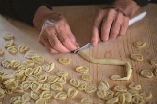 Orechiette &ndash; die typischen Öhrchennudeln werden handgemacht.