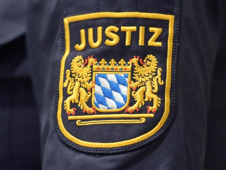 Das bayerische Wappen im Landgericht auf der Uniformjacke einer Justizwachtmeisterin. Foto: Stefan Puchner/Archiv