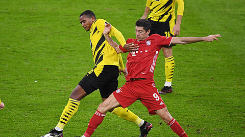 Dortmunds Manuel Akanji (l.) im Zweikampf mit Bayerns Top-Stürmer Robert Lewandowski.