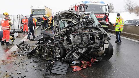 Am Dienstagmorgen kam es auf der Autobahn 94 in Fahrtrichtung München im Gemeindegebiet Mettenheim zu einem schweren Unfall.