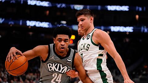 Der Basketballprofi Cam Thomas von den Brooklyn Nets in Aktion mit Grayson Allen von den Milwaukee Bucks.