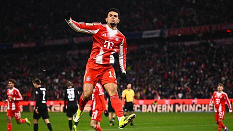 Luis D&iacute;az hebt ab beim Torjubel nach seinem Kopfball zum 2:1.