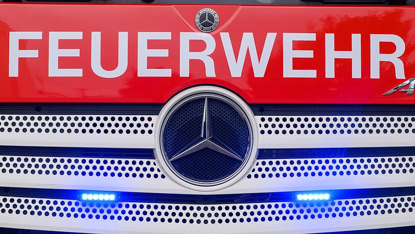 Die Feuerwehr rückt nachts zu einem brennenden Wohnhaus aus. (Symbolbild) Die Feuerwehr rückt nachts zu einem brennenden Wohnhaus aus. (Symbolbild)