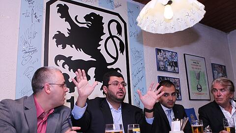 Investor Hasan Ismaik hatte im Löwenstüberl viel zu erzählen. Rechts neben ihm: Cousin Noor Basha. Daneben: Ismaik-Anwalt Michael Scheele.
