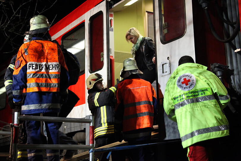 Die Feuerwehr evakuierte die Fahrgäste. Die Bilder vom Einsatzort.