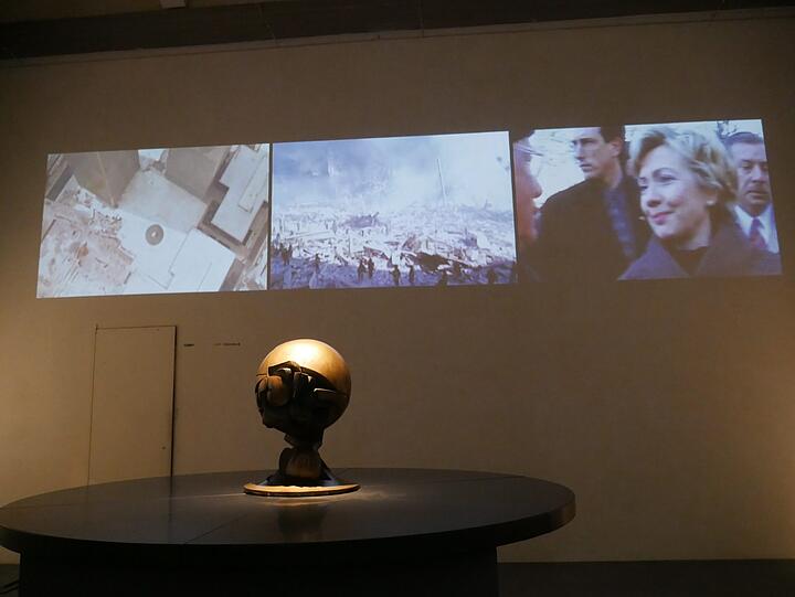 Modell von Koenigs Skulptur, die durch den Terrorangriff am 11. September 2001 vor den World Trade Center beschädigt wurde.