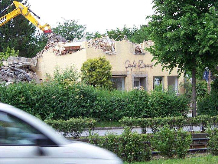 Trostlose Baustelle: Hier fallen die Mauern des alten Café-Deml-Hauses.