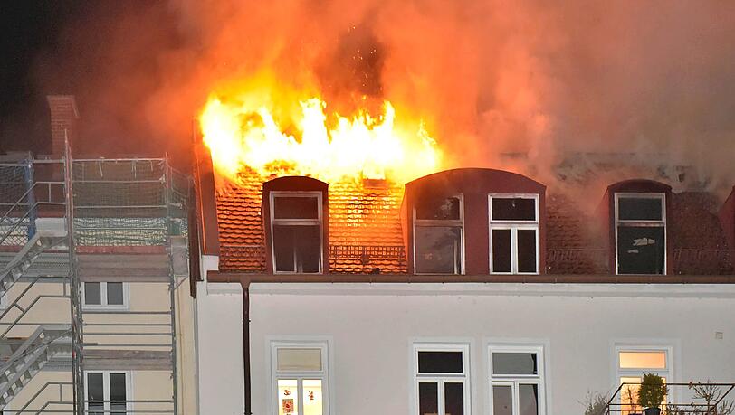 Bis in die Morgenstunden kämpfte die Feuerwehr gegen die Flammen. Bilder vom Großeinsatz am Freitagabend. Bis in die Morgenstunden kämpfte die Feuerwehr gegen die Flammen. Bilder vom Großeinsatz am Freitagabend.