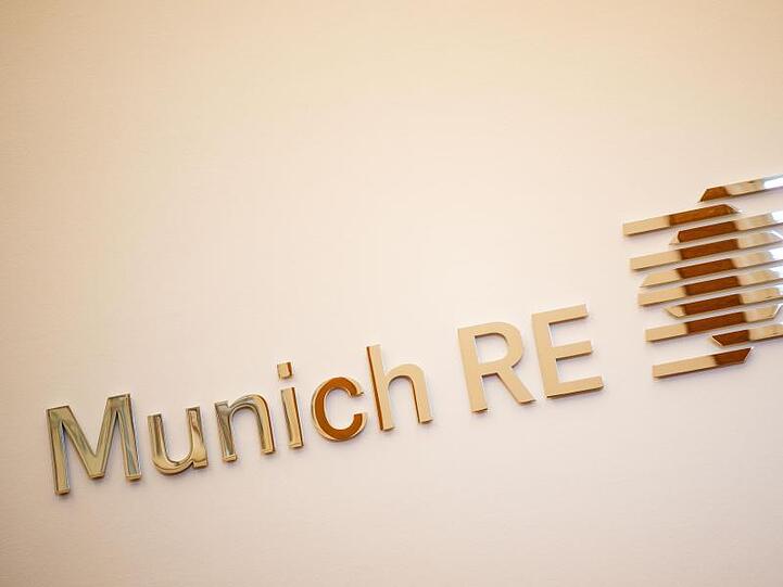 Blick auf das Logo der Münchener Rückversicherungs-Gesellschaft Munich Re. Foto: Lino Mirgeler/dpa/Archivbild