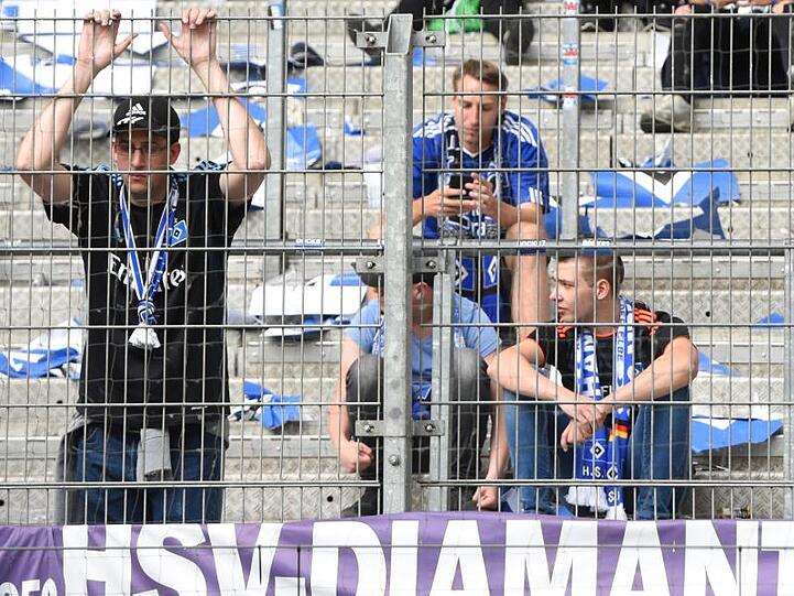 Erstmals abgestiegen: HSV-Fans trauen nach dem Gang in Liga zwei.