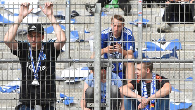 Erstmals abgestiegen: HSV-Fans trauen nach dem Gang in Liga zwei. Erstmals abgestiegen: HSV-Fans trauen nach dem Gang in Liga zwei.