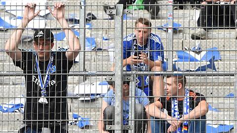 Erstmals abgestiegen: HSV-Fans trauen nach dem Gang in Liga zwei.